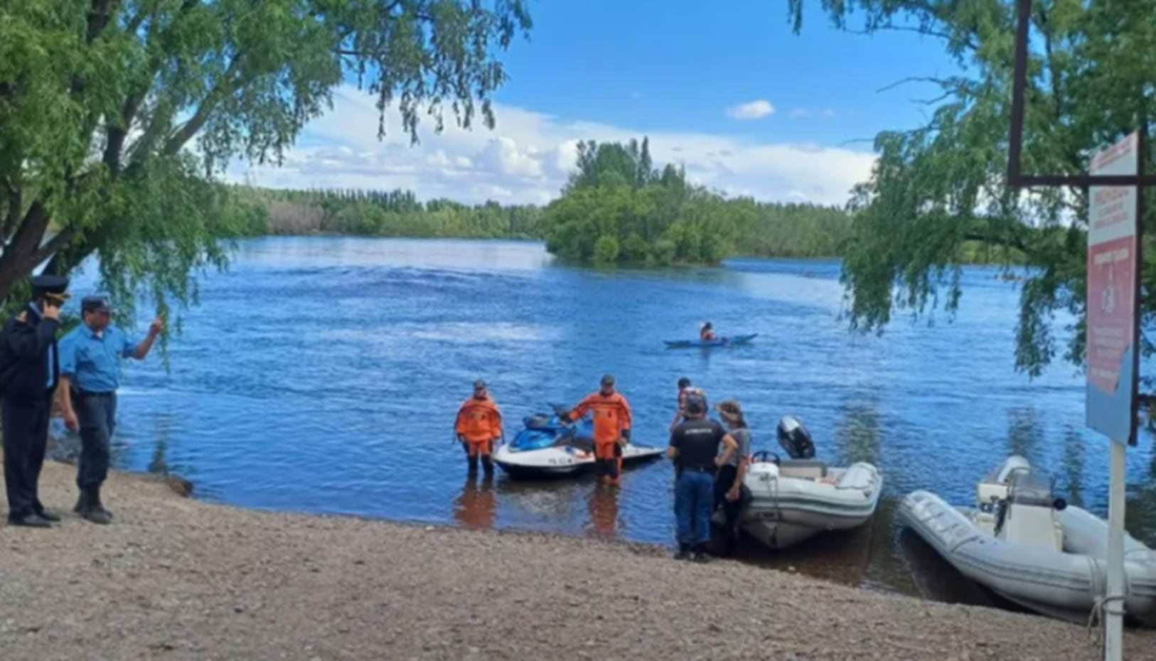 Efectivos de Prefectura Naval, Bomberos de la Policía de Neuquén, Cruz Roja trabajaron en el lugar para encontrar el cuerpo del adolescente (LM Neuquén)