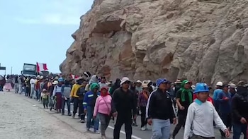 Minineros informales bloquean vías en