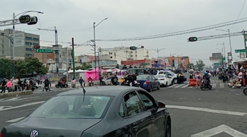 Manifestantes cierran Eje 1 Norte.
Crédito: X / @OVIALCDMX