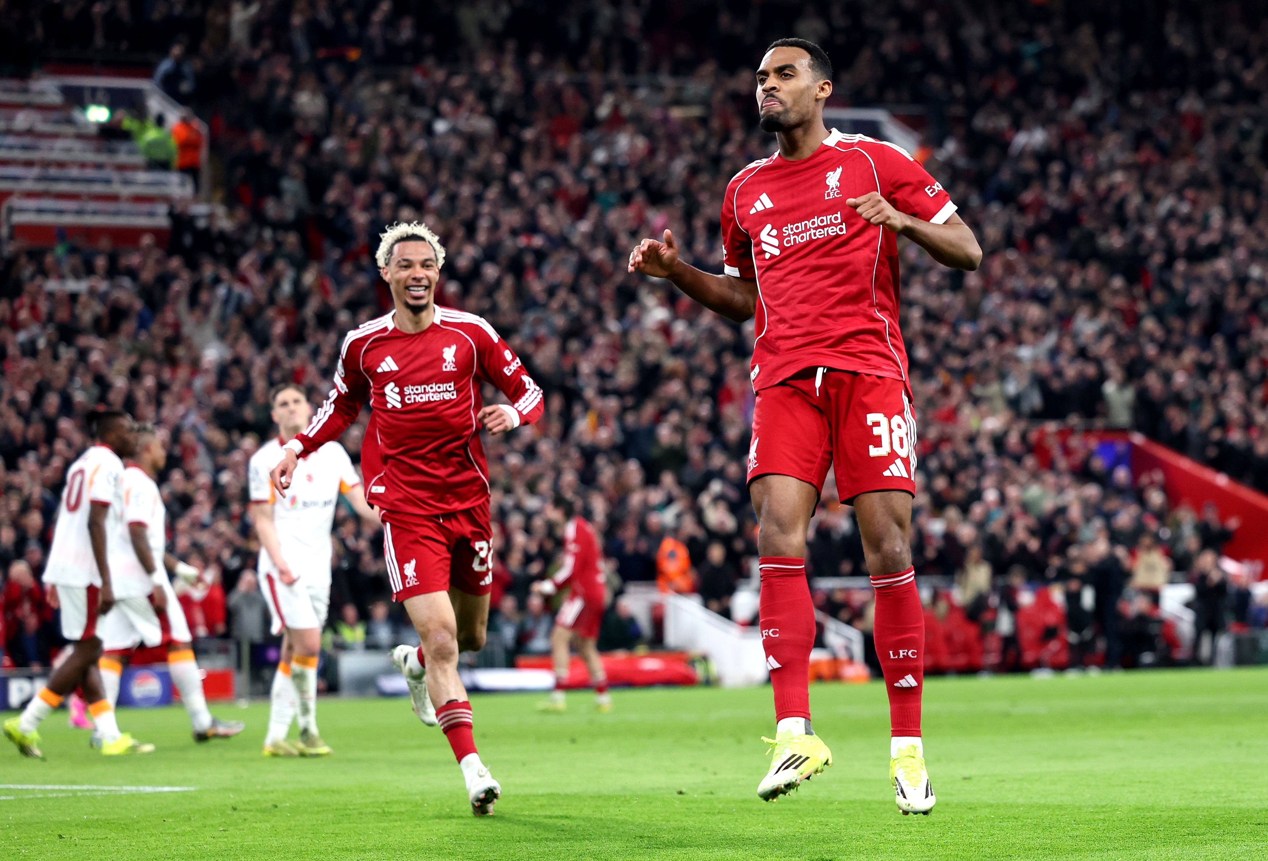 El jugador del Liverpool Ryan Gravenberch (d) of Liverpool celebra con Hugo Ekitike adurante el partido de vuelta de octavos de final de la UEFA Champions League que han jugado Liverpool y Galatasaray en Liverpool, Reino Unido. EFE/EPA/ADAM VAUGHAN