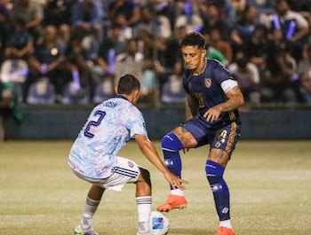 Bryan Ruiz desde el banquillo tricolor en su primer partido como técnico interino de la Selección Masculina de Costa Rica (Cortesía: Eduardo Chang).