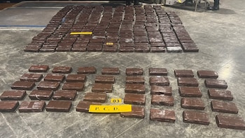 Agentes de la PCD decomisaron 256 paquetes de cocaína durante un operativo en la Terminal de Contenedores de Moín. Crédito: MSP