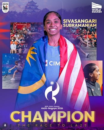 Sivasangari Subramaniam sonríe con la bandera de Malasia sobre los hombros junto a imágenes suyas jugando al squash y texto conmemorativo