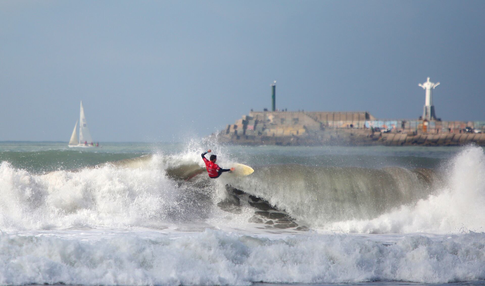 El sector de Punta Cantera, conocido como Waikiki, suma a Mar del Plata un punto favorito para practicar surf y kayak, en un entorno de naturaleza y servicios (EMTURYC)