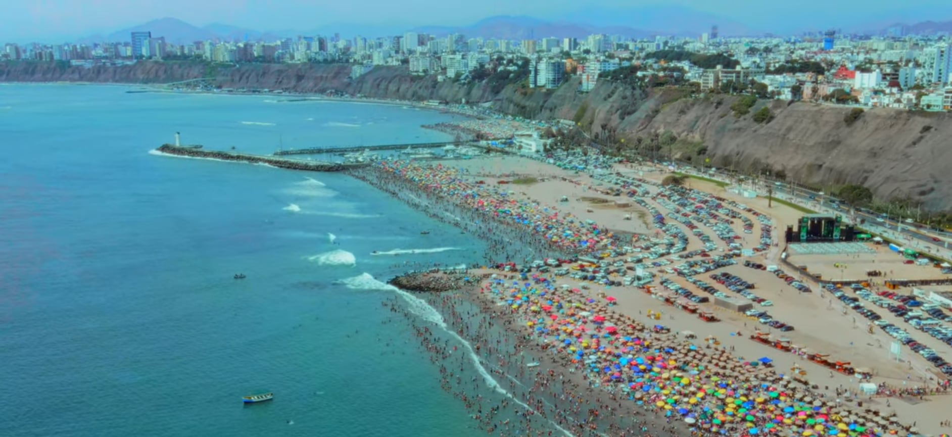 El mar frío de Playa Agua Dulce, influido por la corriente de Humboldt, convierte cada baño en una experiencia intensa y desafiante, incluso durante el verano limeño