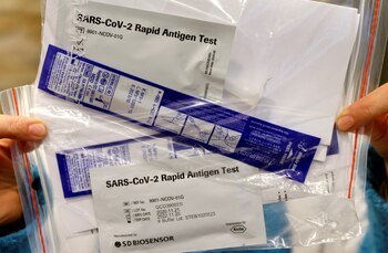 La demanda disparada de autotest Covid privados ante las celebraciones de fin de año produce una saturación del stock en Europa (Reuters)