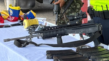 Por otra parte, durante el registro al inmueble allanado en Santa Rosa del Sur, los investigadores hallaron un importante acopio de material bélico y de intendencia con el que esta célula criminal pretendía ejecutar acciones terroristas - crédito Policía Nacional/Dijín