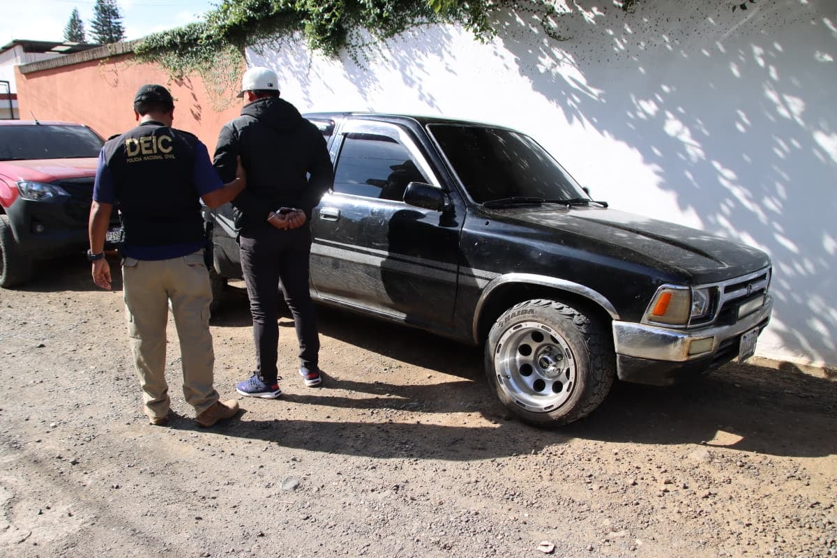 El operativo en Villa Canales incluyó la incautación de un picop Toyota con placas P-863JBP vinculado por la investigación al secuestro. (Policía Nacional Civil de Guatemala)