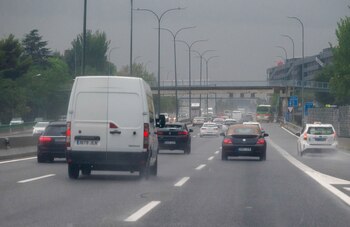Vista de la autovía A2 dirección Barcelona este lunes, con tráfico despejado a pesar de la DANA que ha afectado en las últimas horas a la Comunidad de Madrid.- EFE/ Fernando Villar