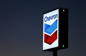 FOTO DE ARCHIVO: Señal de una gasolinera de Chevron en Cardiff, estado de California, Estados Unidos, el 25 de enero de 2016. REUTERS/Mike Blake