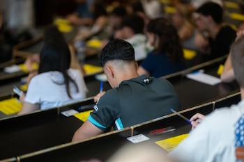 Estudiantes se examinan de la PAU. (Europa Press)