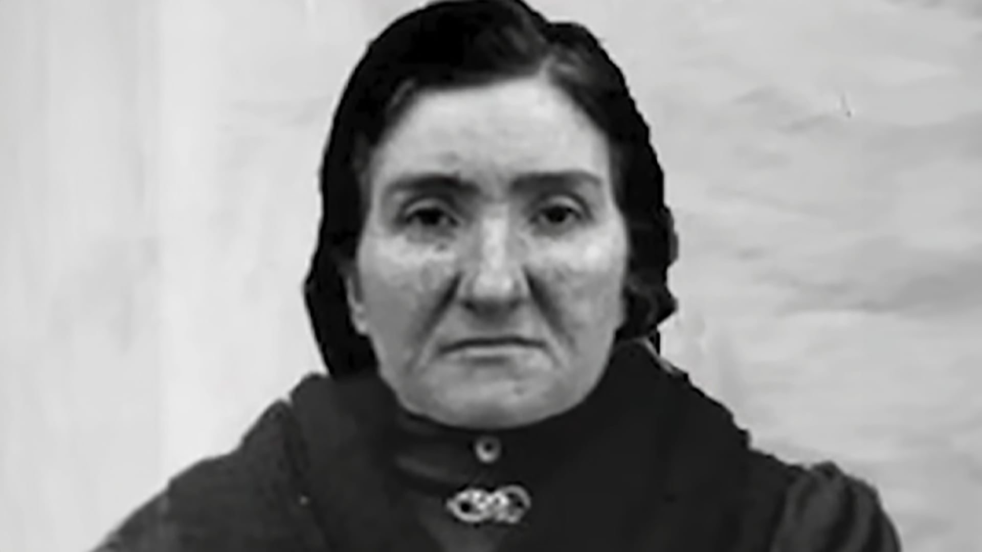 Cuando su hijo Giuseppe nació, Leonarda había perdido una decena de hijos y se dispuso a protegerlo como fuese. Cuando lo obligaron a pelear en la Segunda Guerra Mundial, se convenció de que solo los sacrificios humanos podrían protegerlo de las balas del combate