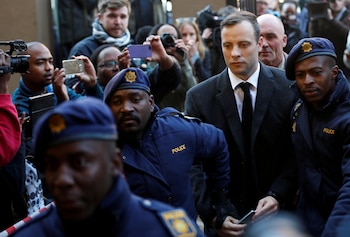 En noviembre de 2017, quince meses después del intento de suicidio, un tribunal sudafricano endureció la pena contra Pistorius: luego del beneficio de la prisión domiciliaria, lo condenó a 13 años y 5 meses de cárcel (REUTERS)