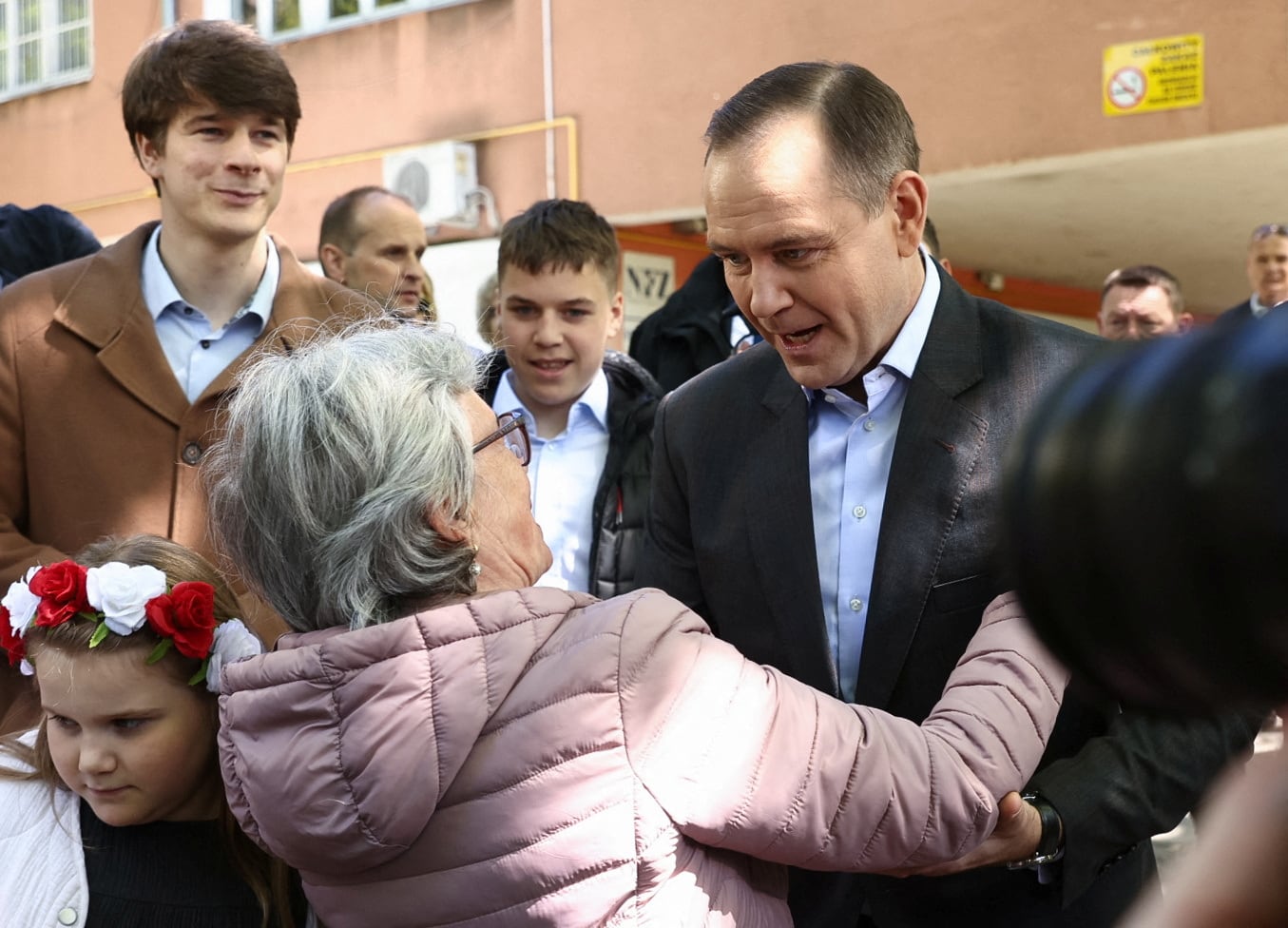 Karol Nawrocki, candidato presidencial polaco apoyado por el principal partido de oposición, Ley y Justicia (PiS), es recibido fuera de un colegio electoral después de votar durante la primera vuelta de las elecciones presidenciales, en Gdansk, Polonia, el 18 de mayo de 2025. REUTERS/Lukasz Glowala