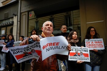 Manifestantes piden la liberación de Navalny en París, Francia (REUTERS/Sarah Meyssonnier)