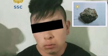 Hombre asalta a mujer con una piedra