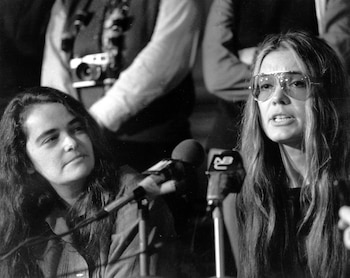 La Sra. Steinem, a la derecha, y la escritora feminista Kate Millett aparecen en una conferencia de prensa en Nueva York en 1970 (AP)