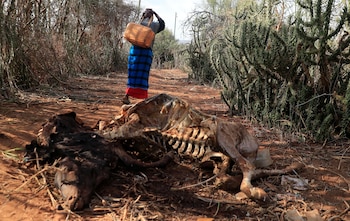 Sandayo Ndoros lleva un bidón