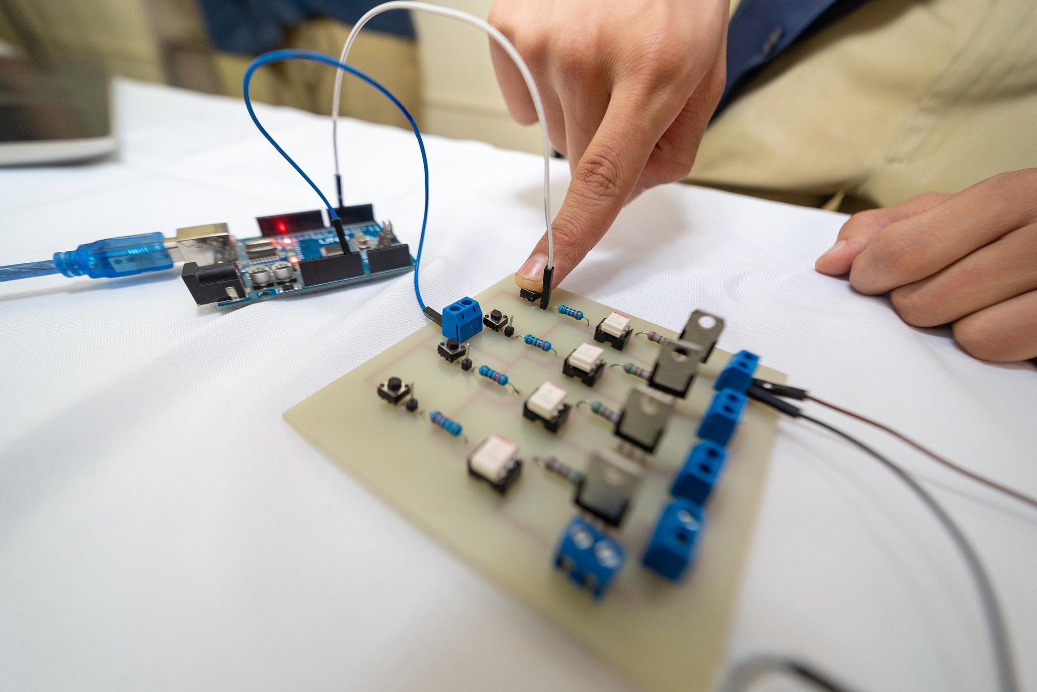 La ingeniera aeroespacial salvadoreña observa los proyectos de robótica desarrollados por jóvenes del departamento de La Paz. (Cortesía: Ministerio de Educación de El Salvador)