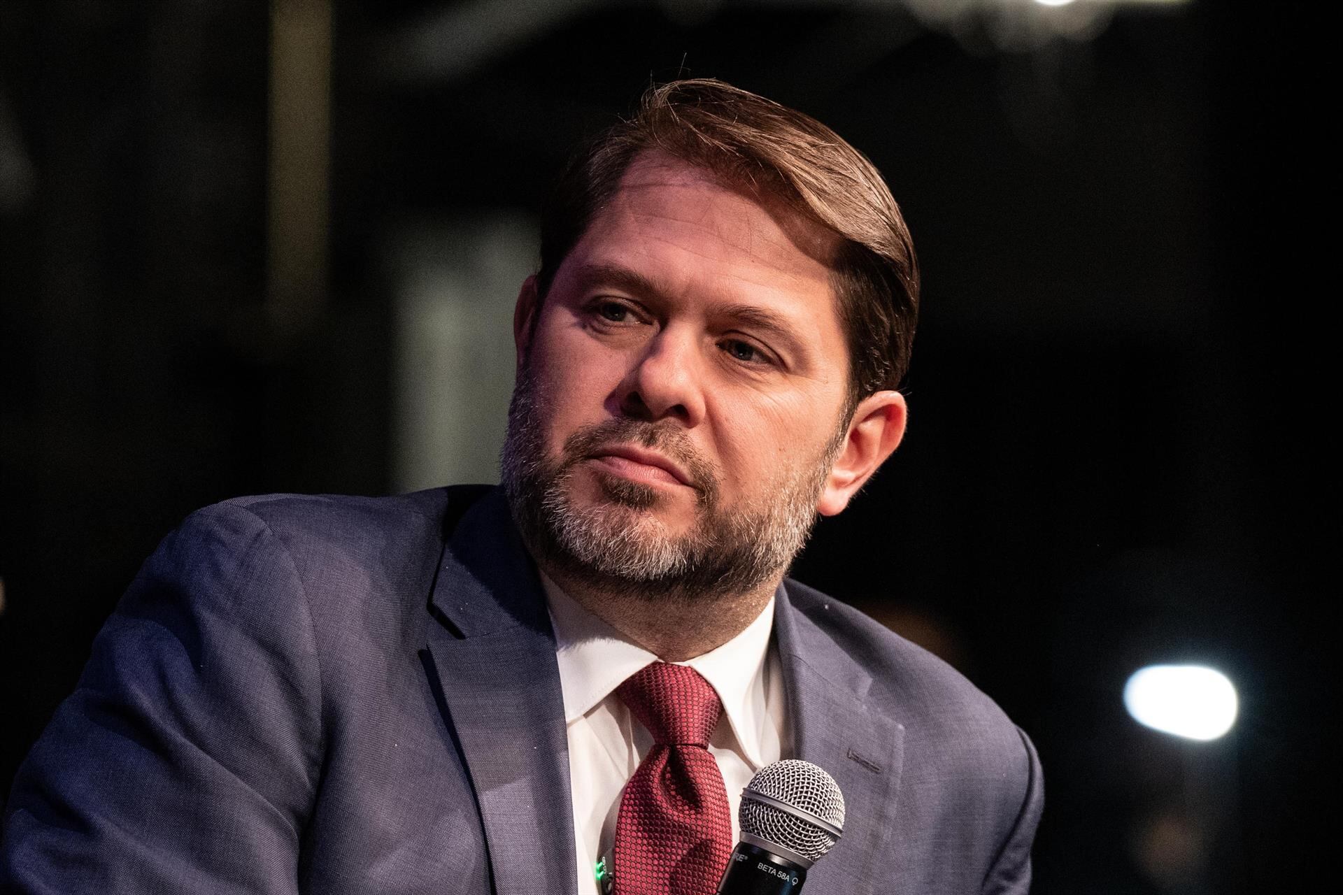 Rubén Gallego abrió una ofensiva para frenar la política migratoria de Trump sobre la green card, que podría afectar a más de 1,2 millones de solicitudes de residencia permanente
