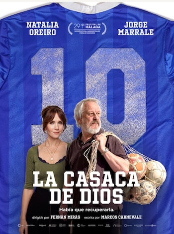 Póster de la película 'La Casaca de Dios' con Natalia Oreiro y Jorge Marrale. Fondo de camiseta de fútbol azul con el número 10