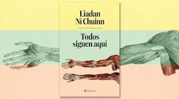 Cubierta de libro "Todos siguen aquí" con ilustraciones anatómicas de antebrazos y manos, sobre un fondo dividido en franjas horizontales amarilla, verde y naranja.