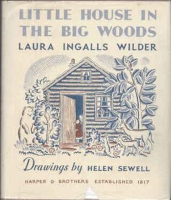Cubierta de libro de tapa blanda. Texto azul: "Little House in the Big Woods", "Laura Ingalls Wilder". Dibujo de cabaña, árboles, oso y ciervo