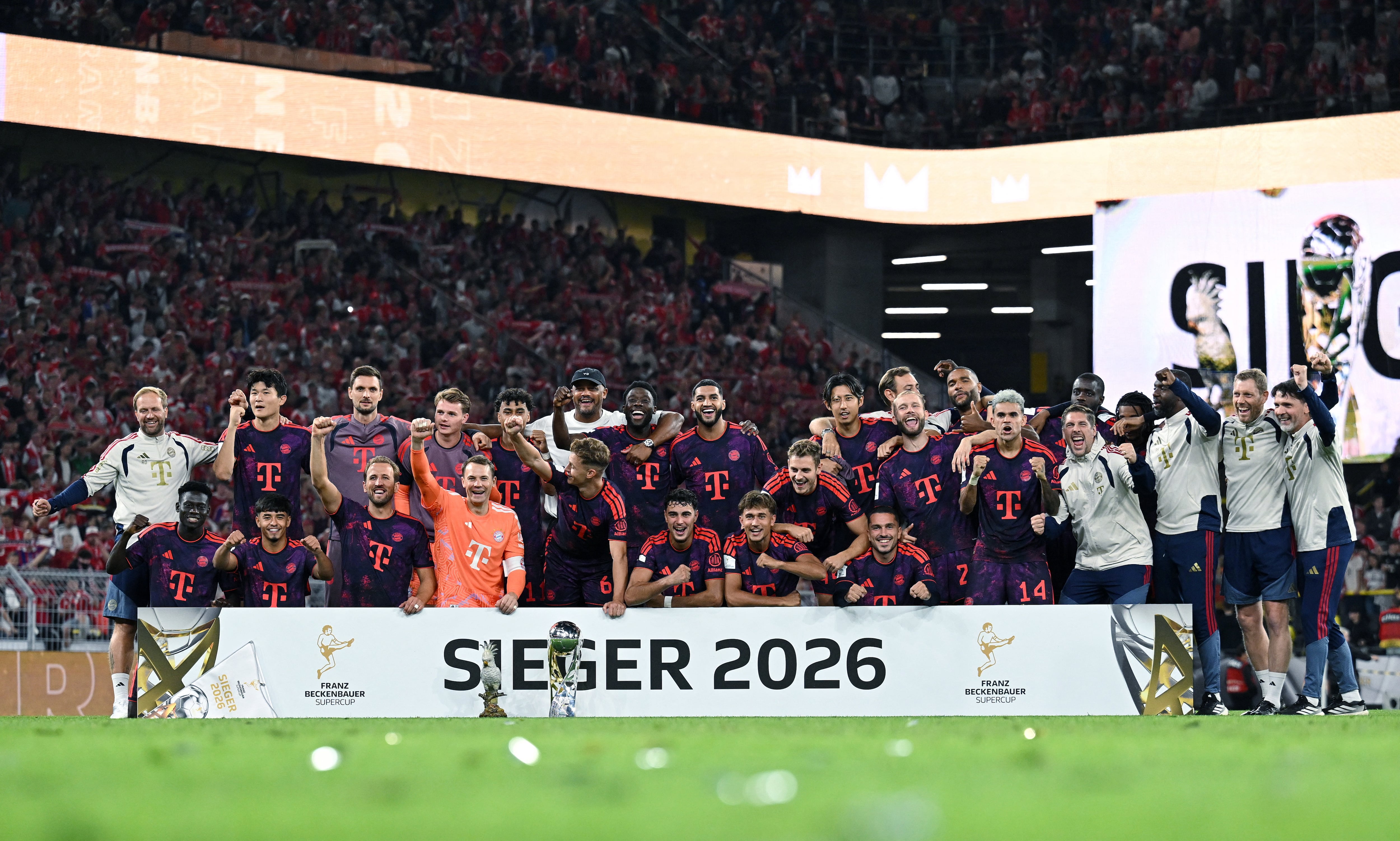 El Bayern Múnich celebra con el trofeo de la Supercopa DFL y la cacatúa de porcelana tras ganar la final-crédito Teresa Kroeger/REUTERS