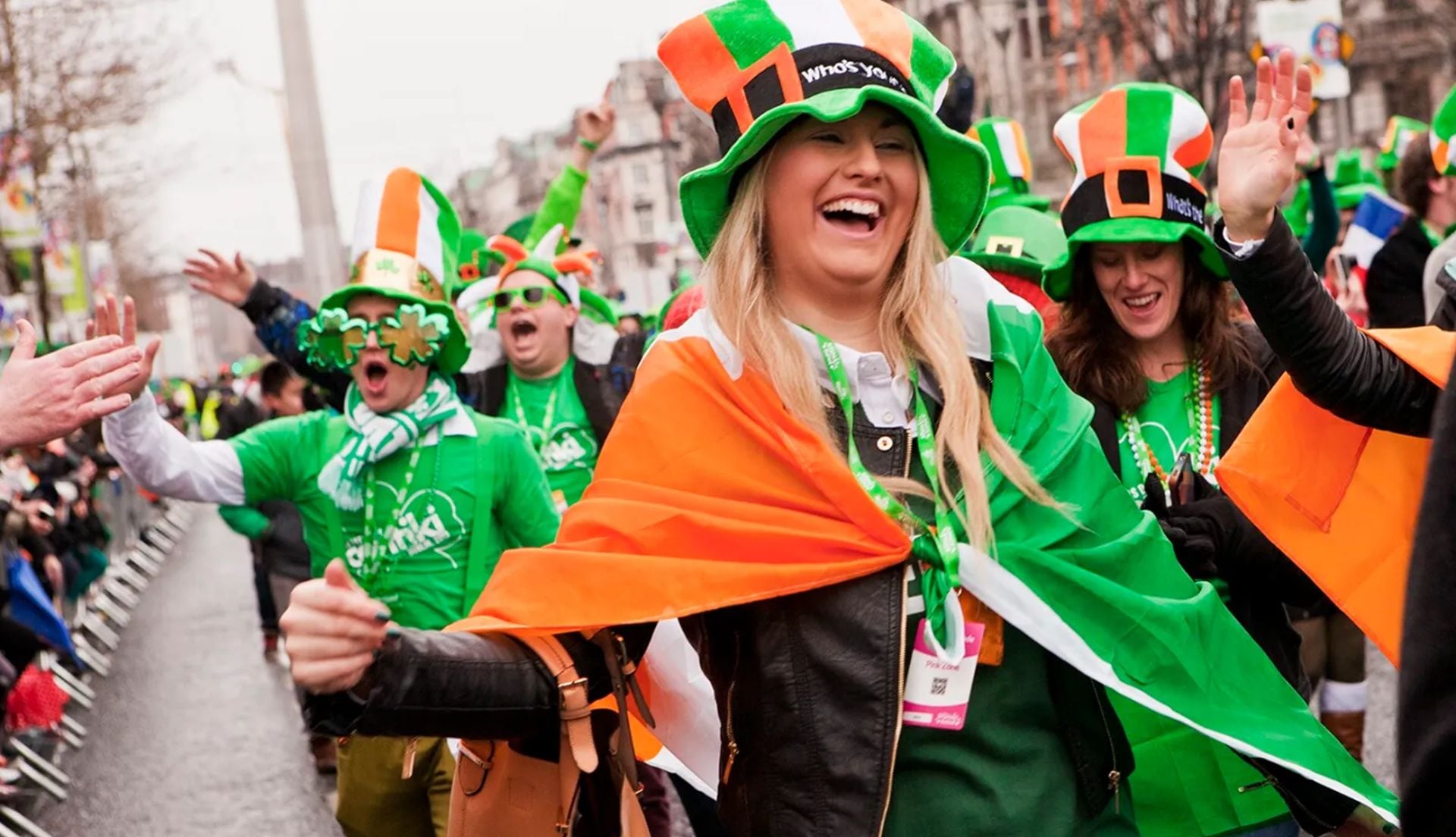 La conmemoración surgida en Irlanda ha traspasado fronteras y ahora involucra a cientos de ciudades donde tradiciones, desfiles y costumbres locales fusionan ritos religiosos con manifestaciones culturales, fortaleciendo la identidad de la diáspora irlandesa (National Geographic)