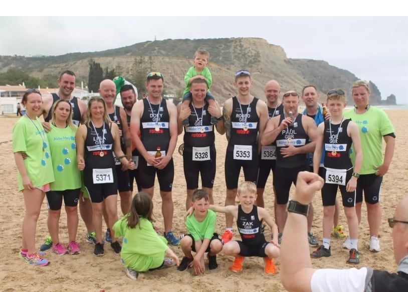 Los padres y el hermano mayor del menor impulsaron Team Lewis Challenges para agradecer la atención recibida en Alder Hey, mediante actividades como ventas de tortas, eventos deportivos (TeamLewisChallenges)