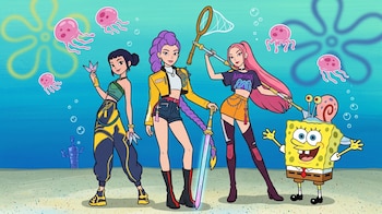 Tres mujeres de estilo anime, una con una estrella, otra con una espada y otra con una red, posan junto a Bob Esponja en un fondo marino con medusas