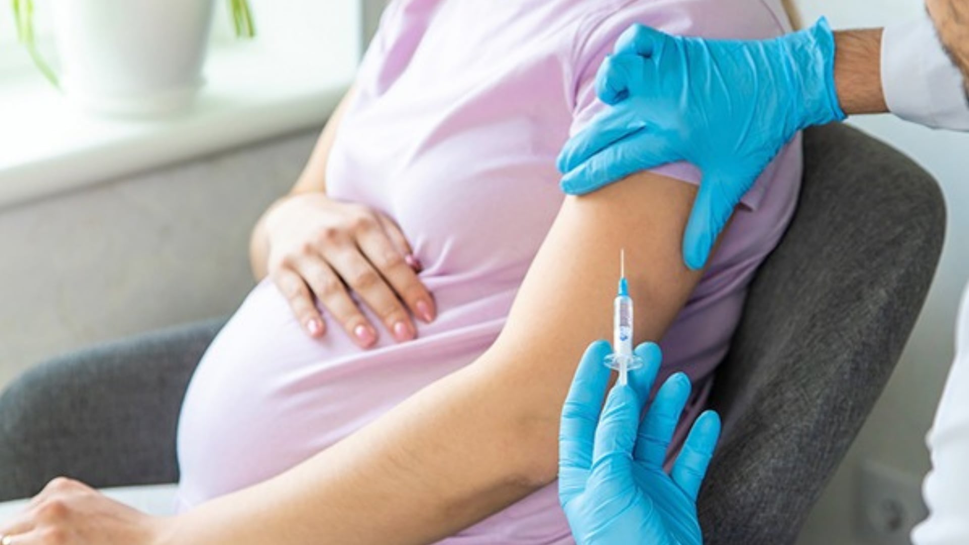 Una mujer gestante recibe una vacuna, parte de la estrategia de Perú para prevenir el Virus Sincicial Respiratorio en bebés.