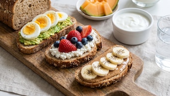 Desayunos bajos en grasa: proteínas, frutas y otros alimentos recomendados para el pan tostado