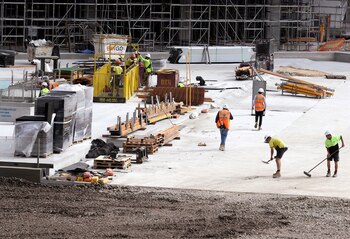 Los trabajadores realizan sus tareas