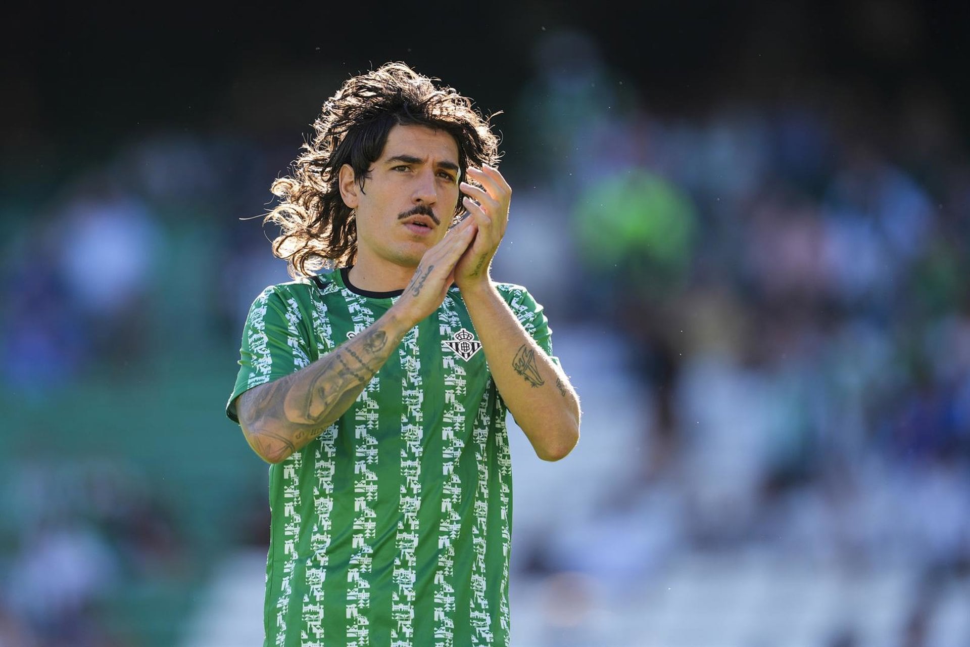 29/09/2024 Hector Bellerin of Real Betis warms up during the Spanish league, LaLiga EA Sports, football match played between Real Betis and RCD Espanyol de Barcelona at Benito Villamarin stadium on September 29, 2024, in Sevilla, Spain.POLITICA DEPORTESJoaquin Corchero / AFP7 / Europa Press