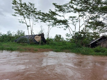 Más de 160 familias fueron evacuadas de forma preventiva en Wampusirpe por el aumento del río Patuca. Las autoridades temen nuevas inundaciones debido a las lluvias que persisten en Gracias a Dios. (Foto: Fuerzas Armadas)