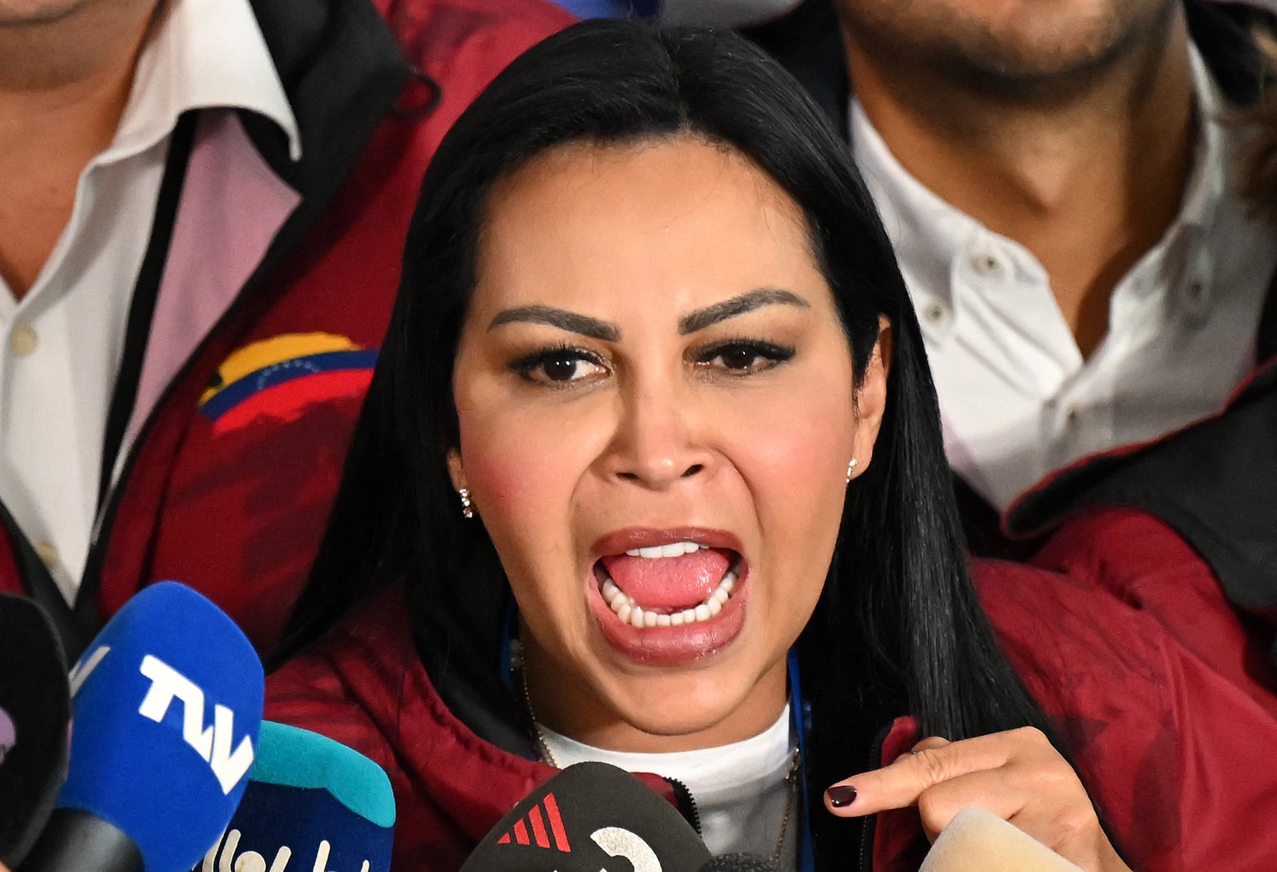 Delsa Solórzano habla con los medios mientras espera los resultados electorales en Caracas el 28 de julio de 2024. (RAUL ARBOLEDA/AFP/Archivo)