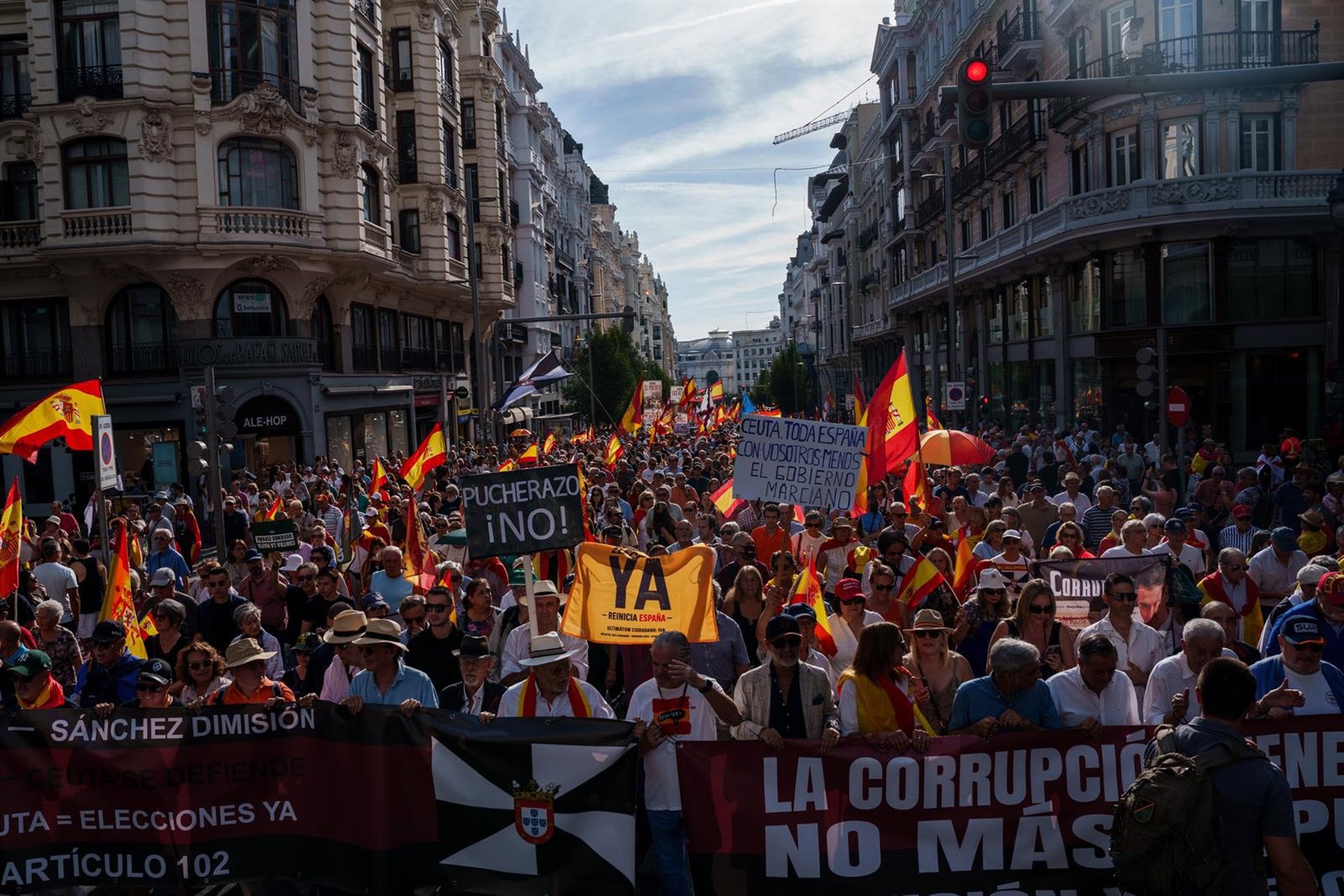 26/09/2026 Cientos de personas portan pancarta con lema