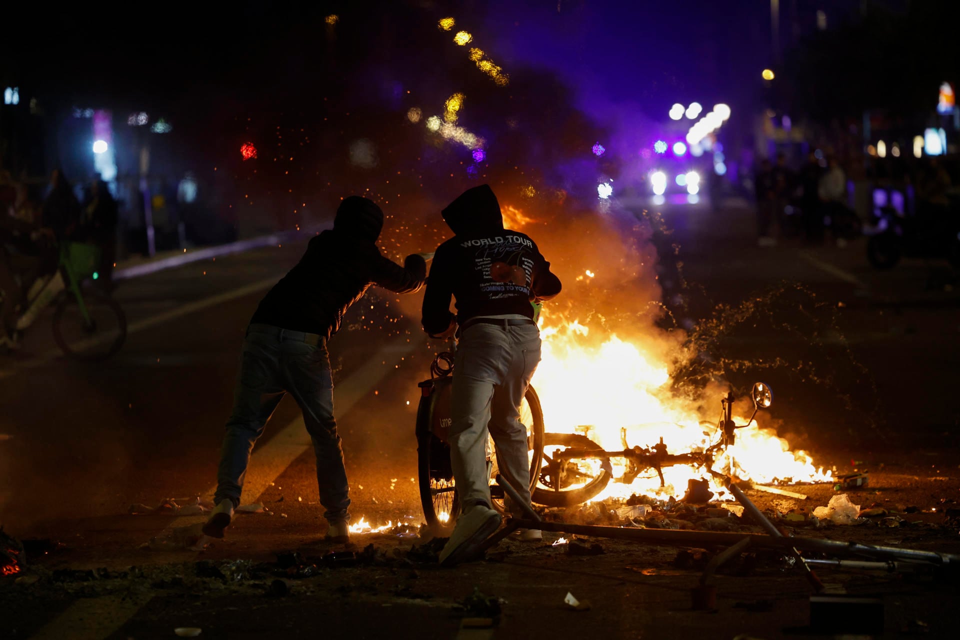 Una concentración de 600 jóvenes en el centro de Barcelona convocada por redes sociales ha derivado este sábado en saqueos de comercios, barricadas, quema de mobiliario urbano y enfrentamiento con los Mossos d