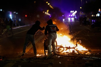 Una concentración de 600 jóvenes en el centro de Barcelona convocada por redes sociales ha derivado este sábado en saqueos de comercios, barricadas, quema de mobiliario urbano y enfrentamiento con los Mossos d'Esquadra. (EFE)