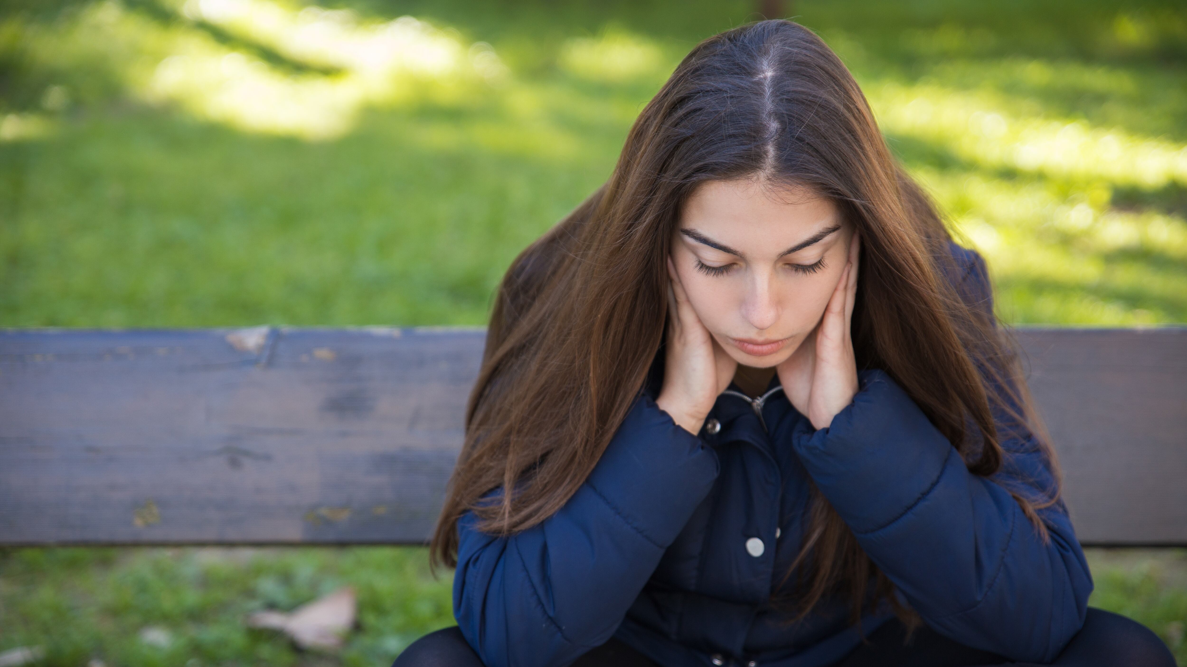 Quienes crecieron con vínculos inestables pueden experimentar apego ansioso cuando son adultos. (Freepik)