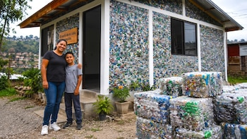 El sueño de una madre que ahorró durante nueve años: una casa construida con 850 bloques de plástico reciclado