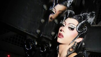 De día diseña ropa y