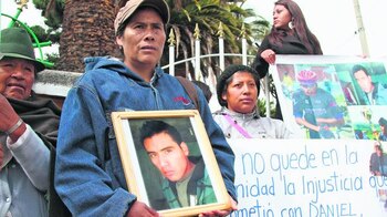 Susana Amagua sostiene la foto