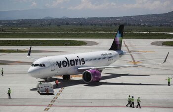 Un avión Volaris se ve