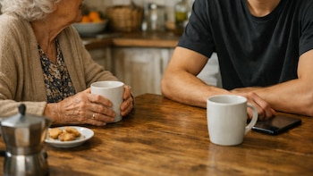 Los compañeros de piso que se llevan 60 años: “Ella me ha enseñado a poner la lavadora, yo le ayudé cuando se cayó”
