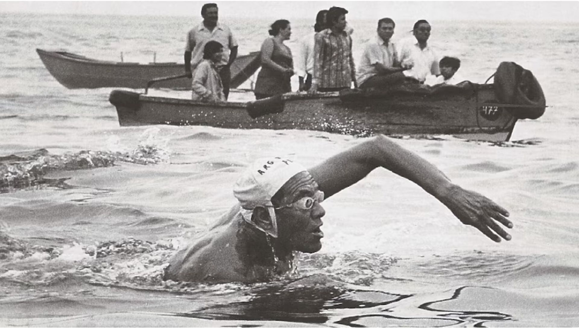 La travesía de Carpio por el Río de la Plata colocó al Perú en la élite de la natación mundial con una marca inédita para la época. (Andina)