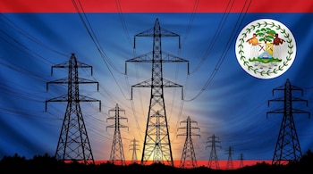 Siluetas de torres de energía eléctrica y cables sobre un fondo con la bandera de Belice durante el atardecer.