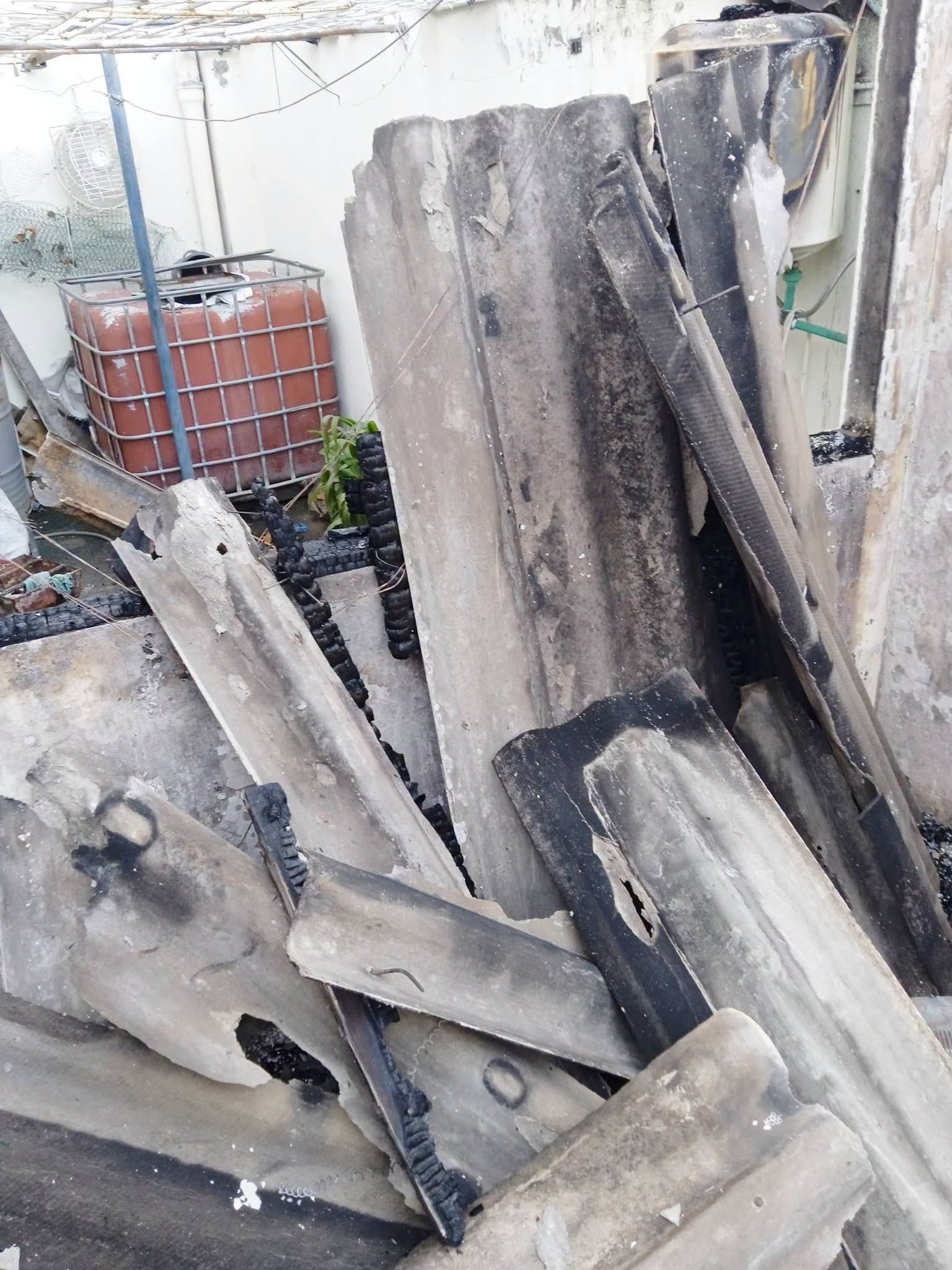 Los daños más graves se concentraron en las cubiertas de las casas y en los espacios interiores alcanzados por el fuego. (Cortesía: Aris Aria Batalla)