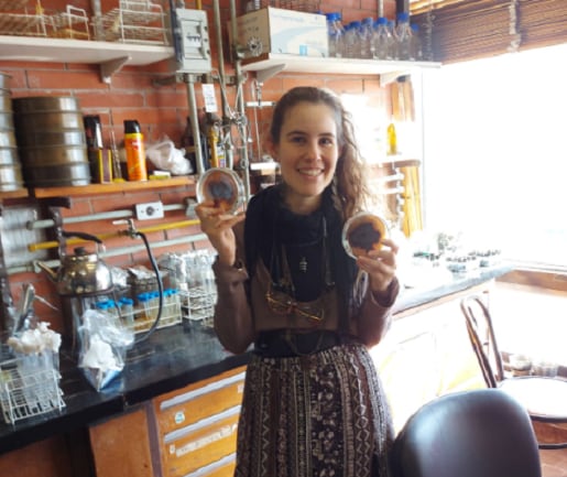 María Victoria Valerga Fernández en el laboratorio